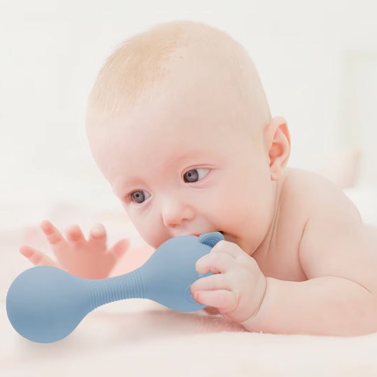 Hochet bébé sur ventre