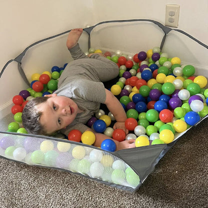 bebe joue dans piscine a balle