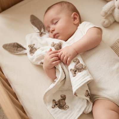 Doudou bébé au lit