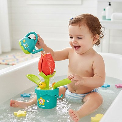 Jouet baignoire bebe dans l'eau