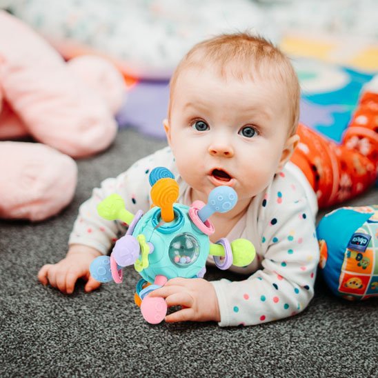 Jouet bebe eveil sur tapis
